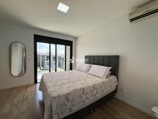 Quarto com cama e janela em um imóvel no Brasil.