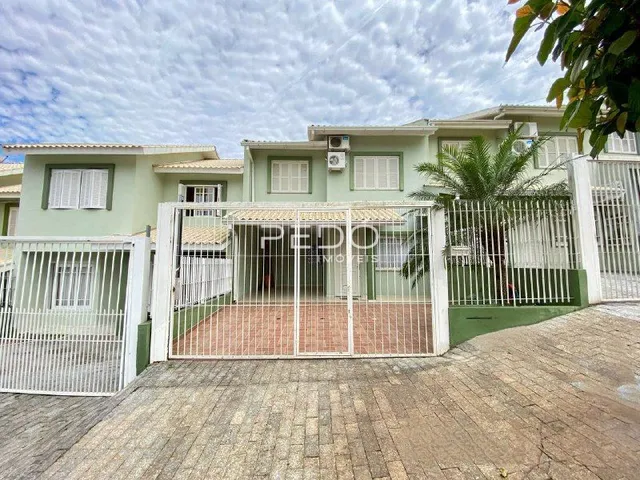 Fachada de uma casa residencial em Lajeado, Brasil com portão de ferro.
