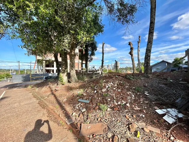 Vista externa de uma propriedade em Lajeado, Brasil, mostrando terreno em construção e vegetação.