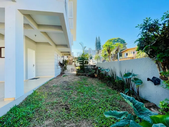 Fachada de um imóvel residencial em Lajeado, Brasil, com jardim frontal.
