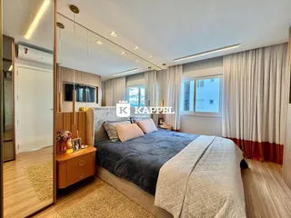 Uma foto de um quarto com cama grande e cortinas claras em um imóvel em Lajeado.