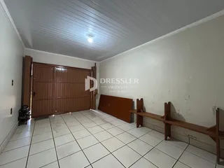 Hall de entrada com portas de madeira e piso de cerâmica.