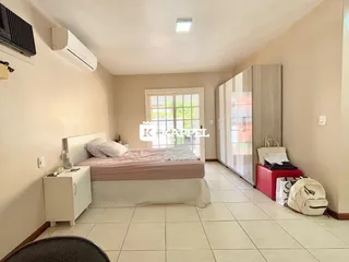 Quarto com cama e guarda-roupa em um apartamento.
