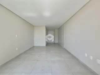 Corredor interno com paredes brancas e piso claro.