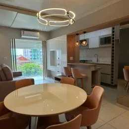 Foto de uma mesa redonda de jantar em um ambiente interno.