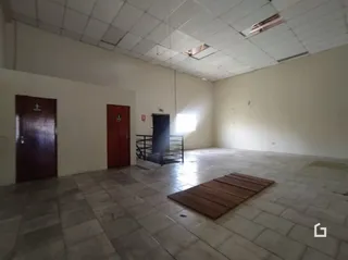 Foto de um cômodo interno com piso de cerâmica e teto de gesso.