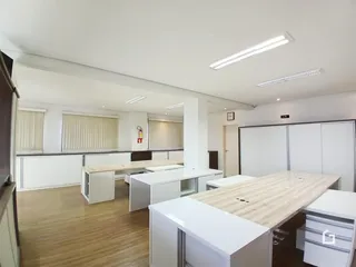 Ambiente moderno de sala de jantar e cozinha em um imóvel.
