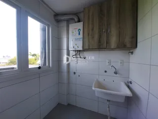 Foto de um banheiro com azulejos brancos e bancada.