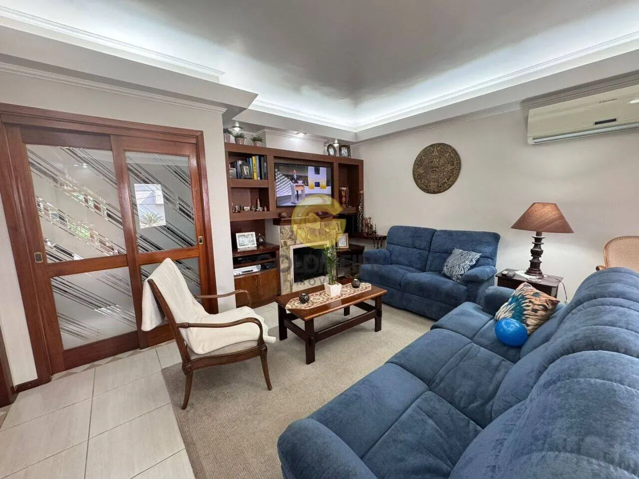 Casa com 4 dormitórios, foto 1