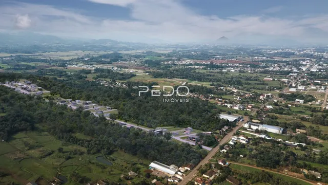 Vista aérea de uma área rural com edificações dispersas na região de Lajeado.