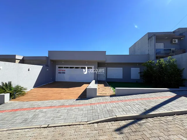 Foto da fachada de uma casa moderna com garagem em Lajeado, Brasil.