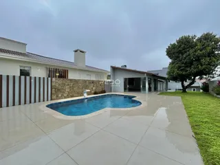 Vista da fachada de uma casa com piscina e jardim em Lajeado, Brasil.
