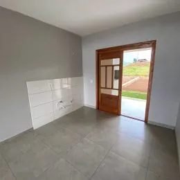 Ambiente interno com paredes cinzas e piso de cerâmica.