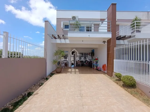 Foto da fachada de uma residência em Lajeado, Brasil, mostrando a entrada e o pátio.