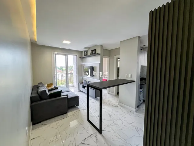 Sala de estar moderna com piso de mármore e acesso a uma varanda.
