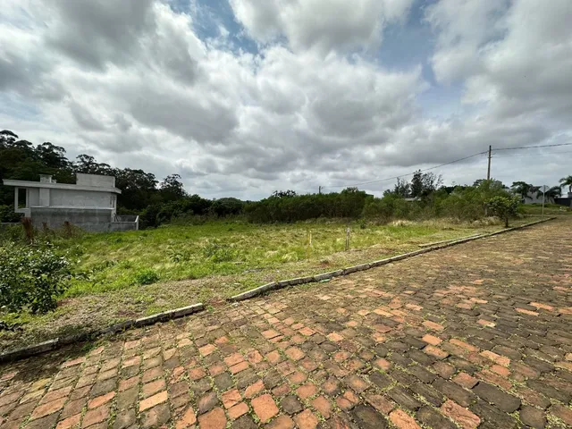 Vista externa de uma área gramada com caminho de tijolos em Lajeado, Brasil.