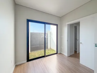 Ambiente interno com porta de vidro que dá para o quintal.