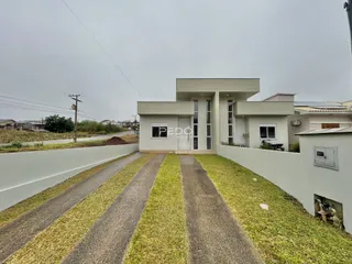 Fachada de uma casa moderna em Lajeado, Brasil, com jardim e calçada.