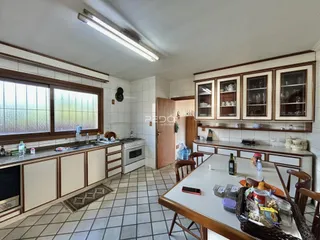 Imagem de uma cozinha e sala de jantar em um imóvel no Brasil.