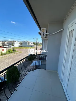 Foto da varanda externa de um imóvel em Lajeado, mostrando o piso e o parapeito.