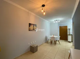Ambiente interno com piso de cerâmica e paredes brancas.