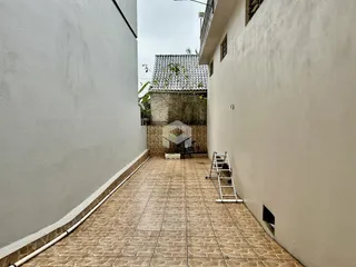 Vista de um pátio interno entre duas paredes de casas.