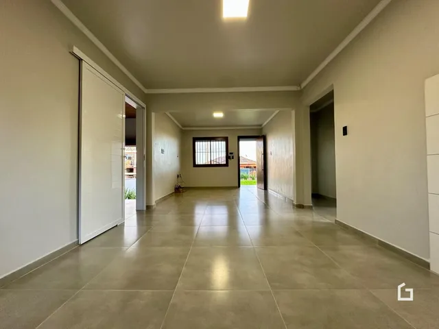 Hall de entrada com piso de cerâmica claro.
