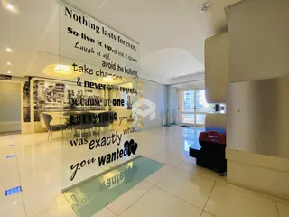 Hall de entrada com divisória de vidro em um interior moderno.