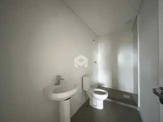Foto de um banheiro interno com pia e vaso sanitário.
