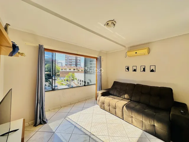 Sala de estar com grande janela de vista para a paisagem.