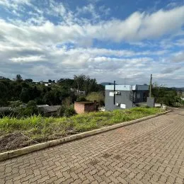 Vista externa de uma área com vegetação e pavimento em Lajeado.