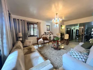 Sala de estar com sofá e decoração em um imóvel no Brasil.
