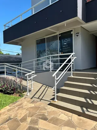 Fachada de uma residência em Lajeado, Brasil, com acesso por escadaria.
