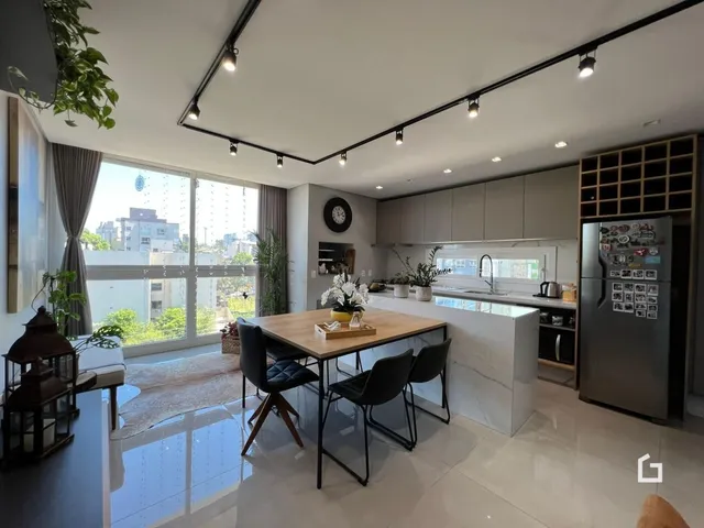 Sala de jantar e cozinha com vista para a paisagem externa.