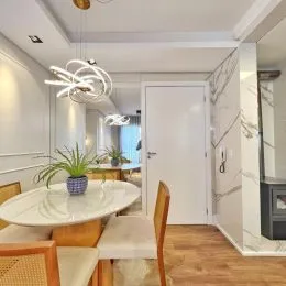 Foto de um ambiente de jantar com mesa redonda e cadeiras em um imóvel.