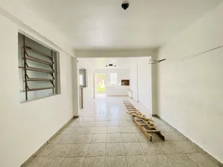 Hall de entrada com piso de cerâmica e paredes brancas.