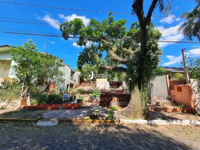 Vista da fachada de uma propriedade em Lajeado, Brasil, com vegetação e muro.