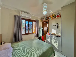 Quarto com janela e cortinas em uma residência.