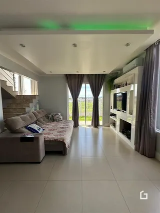 Sala de estar com piso de cerâmica e escadaria.