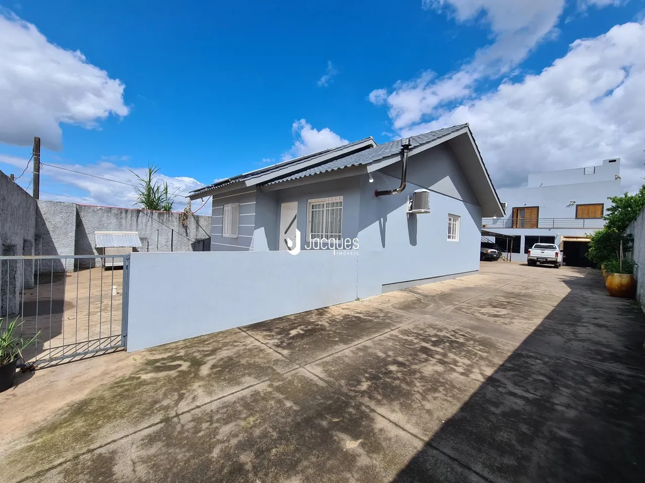 Fachada de uma casa em Lajeado, Brasil, com muro e área externa.