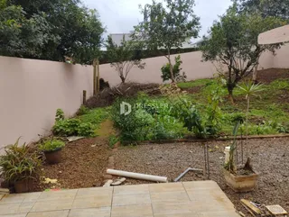 Vista externa do jardim e muro de uma propriedade em Lajeado, Brasil.
