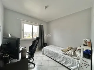 Quarto com janela de vista para a cidade.