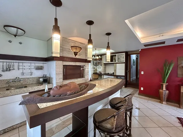 Vista de uma cozinha moderna com ilha e bancada em Lajeado.