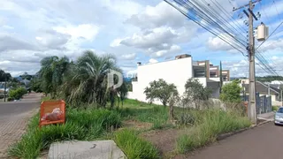 Fachada de uma residência em Lajeado, Brasil, com vegetação no primeiro plano.