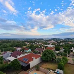 Vista aérea de uma área residencial em Lajeado, Brasil, mostrando casas e vegetação.