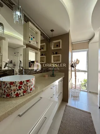Imagem de um banheiro com banheira e revestimento de mármore.