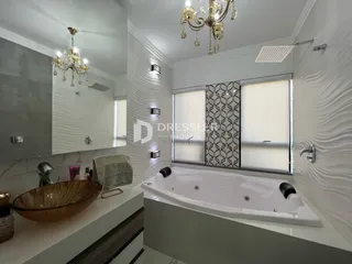 Banho com banheira e pia em um ambiente moderno.