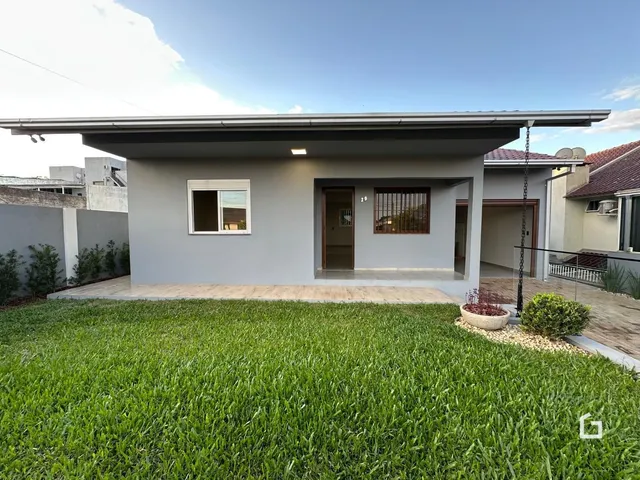 Fachada moderna de uma casa em Lajeado, Brasil, com jardim gramado na frente.