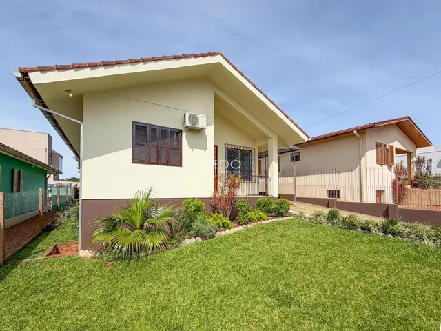 Fachada de uma casa residencial em Lajeado, Brasil, com jardim gramado na frente.