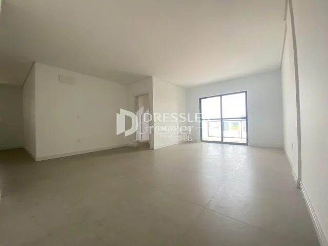 Foto de um ambiente interno vazio em uma propriedade.